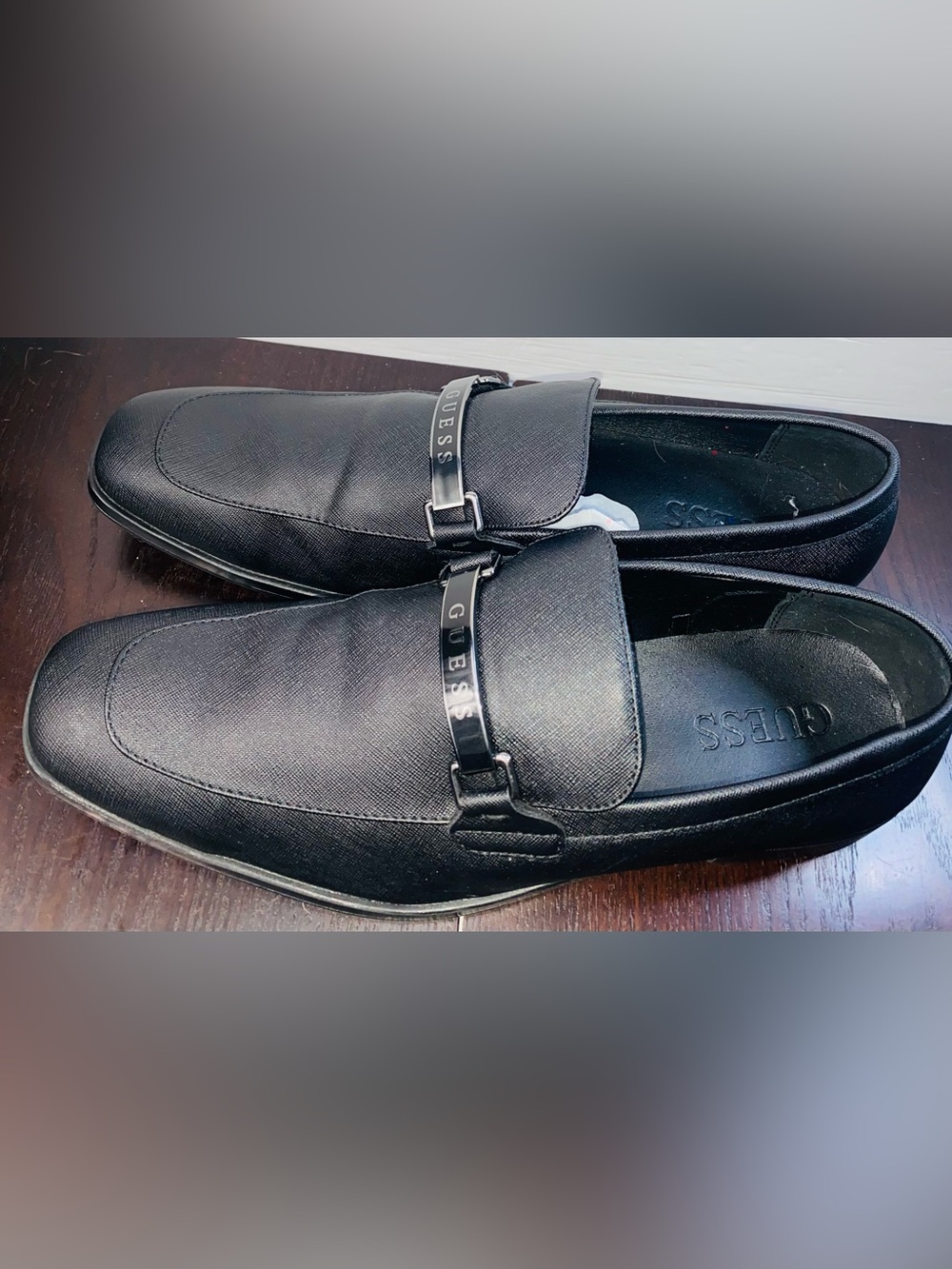 GUESS GMHELIX-R Men's Black Loafers Dress Shoes US 9.5 Metal Logo Bar Slip-On